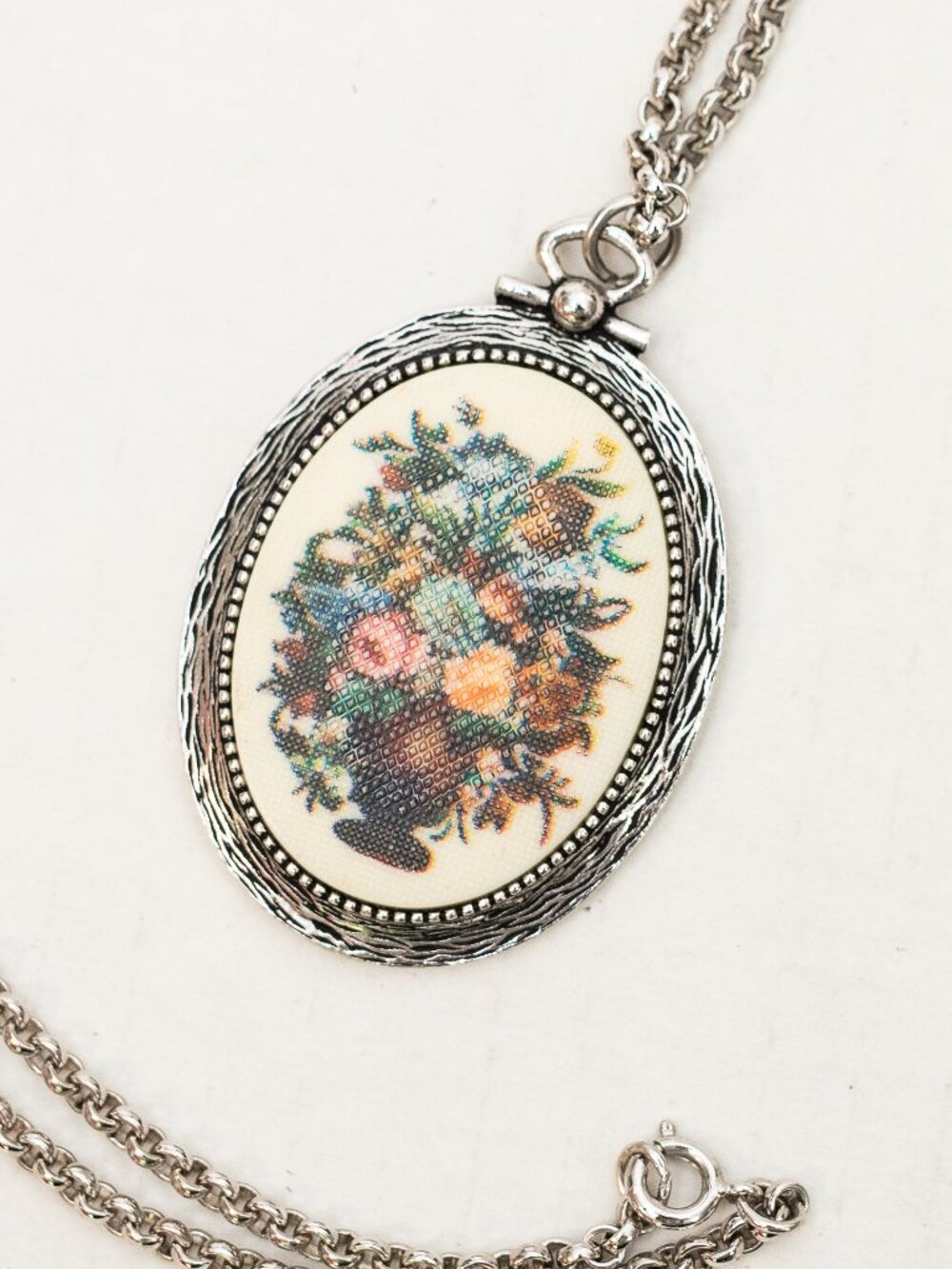 Vtg Sarah Coventry oval floral Cameo Pendant Silver Chain Necklace Mother’s Day